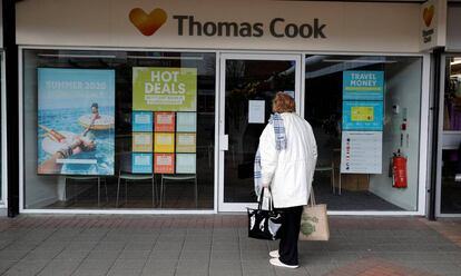 Una mujer delante de una oficina de Thomas Cook en el Reino Unido.