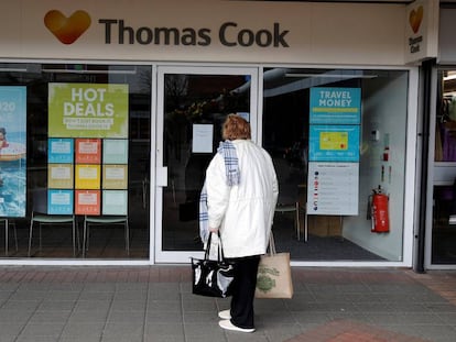 Una mujer delante de una oficina de Thomas Cook en el Reino Unido.