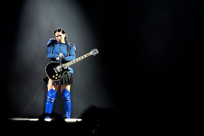 La cantante Rosalia durante el concierto en el recinto ferial de Almería, donde inició su gira mundial "Motomami World Tour". 
