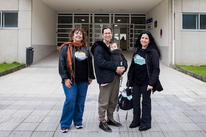 Jacinta Louzán, Sarah Martine Blanquet, con su hijo, y Vanessa Viquendi posan delante del centro de Salud de Cee (A Coruña), el pasado día 6.