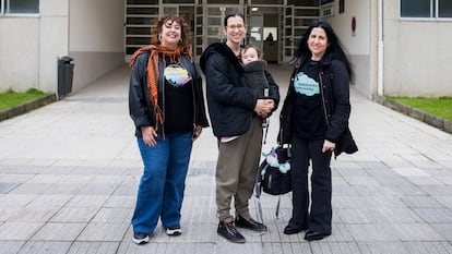 Jacinta Louzán, Sarah Martine Blanquet, con su hijo, y Vanessa Viquendi posan delante del centro de Salud de Cee (A Coruña), el pasado día 6.