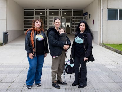 Jacinta Louzán, Sarah Martine Blanquet, con su hijo, y Vanessa Viquendi posan delante del centro de Salud de Cee (A Coruña), el pasado día 6.