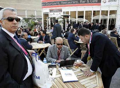 Asistentes al Congreso 3GSM, de telefonía móvil, en una de las terrazas de la feria.