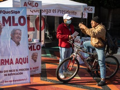 Simpatizantes de López Obrador recaban firmas para llevar a cabo la consulta sobre la revocación de mandato del Ejecutivo.