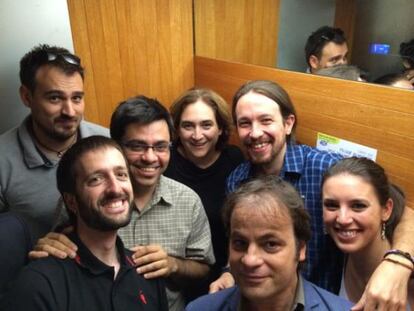 Colau, el seu equip i Iglesias tancats a l'ascensor.