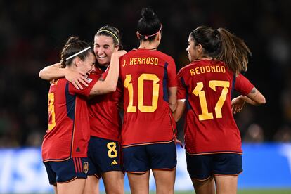 Las jugadoras de la Roja celebran el gol de Carmona.