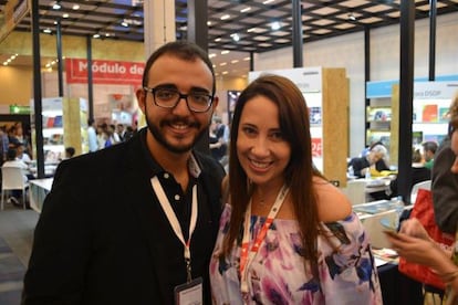 Os escritores Raphael Montes e Paula Pimenta no stand do Brasil.