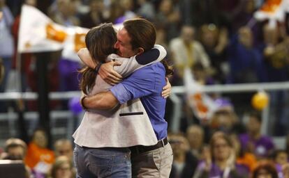 El candidato de Podemos a la Presidencia del Gobierno, Pablo Iglesias, junto a la portavoz de Compromís y vicepresidenta valenciana, Mónica Oltra, durante el mitin celebrado hoy en el pabellón Pedro Ferrándiz de Alicante.