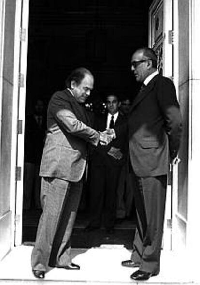 El presidente de la Generalitat y el del Gobierno, Leopoldo Calvo-Sotelo, se estrechan la mano durante su entrevista en el palacio de La Moncloa de Madrid.