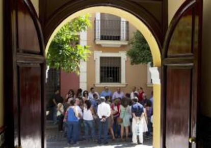 Un grupo de periodistas de las Ser y de otros medios de comunicación se han concentrado ante la sede de esta cadena radiofónica en Sevilla con motivo de la huelga que los empleados de esta empresa mantienen hoy, viernes 29 de julio de 2012, en toda España.