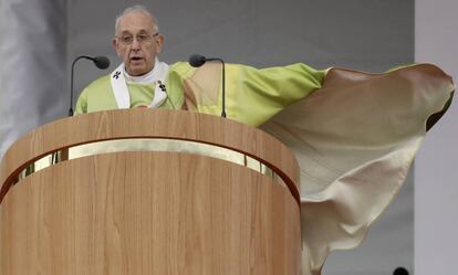 El Papa, durante la misa celebrada en Phoenix Park, este domingo en Dublín.