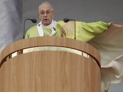 El Papa, durante la misa celebrada en Phoenix Park, este domingo en Dublín.