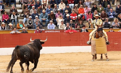 Un toro de Dolores Aguirre acude al caballo en la feria de 2024.