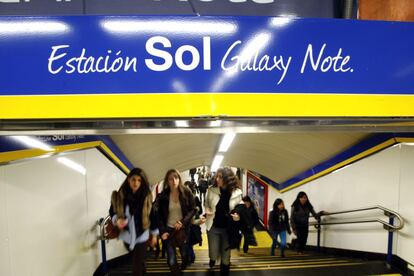 Apertura del metro el 12 de marzo. Forrada. De arriba abajo. A la estación de Sol, la más transitada de la red, le cambiaron el nombre y el aspecto durante un mes en una campaña para promocionar un teléfono móvil. Carteles, fotografías, expositores, un caricaturista que pintaba sobre el teléfono… El consejero de Transportes, Pablo Cavero, se dejó dibujar y recorrió los andenes con los responsables de la empresa. Ante la polémica, defendió “la forma creativa” de aumentar los ingresos de Metro sin tocar el precio de los billetes. No quiso dar el coste de la operación publicitaria, pero el tiempo le ha quitado la razón. Dos meses después, los viajeros sufrían el tarifazo de la década, con una subida media del 11% y de casi el 30% para billetes como el abono de 10 viajes. Volvieron a subir en septiembre con el IVA al transporte. Y los ingresos por publicidad del año conocidos el 4 de diciembre, con 10 millones previstos, suponen menos de lo previsto. Mientras, Metro vive un periodo de agitación sin precedentes: huelgas, descenso de la frecuencia y nerviosismo ante un plan fantasma que podría suponer el fin del servicio a medianoche.