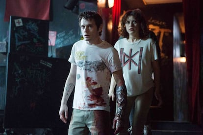 Green Room (2015)

Una de las películas del año. Yelchin se reencuentra con Imagen Poots (con la que rodó Fright Night) en esta cinta sobre un grupo de música que se queda encerrado y rodeado de nazis en un pueblo de rednecks de EEUU.