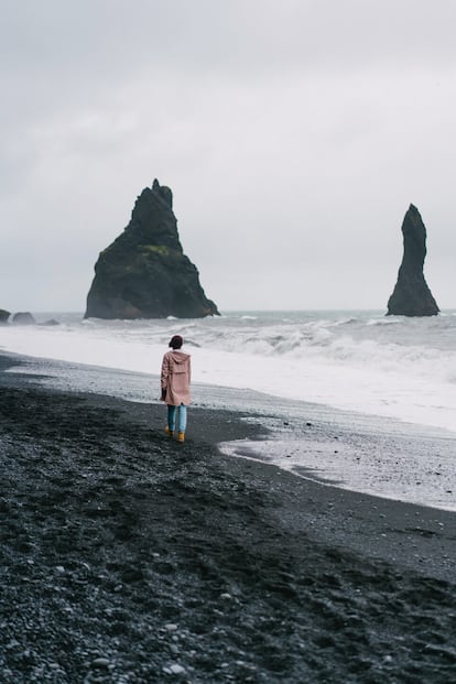 Reynisfjara Beach (Islandia). Esta impresionante playa de arena negra en la costa sur del país se encuentra junto al pequeño pueblo pesquero Vik i Myrdal. Es conocida por sus espectaculares paisajes naturales y sus grandes formaciones rocosas que se elevan sobre el mar. Eso sí, el visitante debe tener cuidado, ya que su oleaje es extremadamente feroz. Si se visita entre mayo y agosto, los amantes de las aves tienen muchas posibilidades de observar frailecillos.