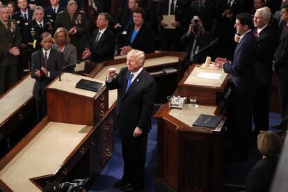 El presidente de EE UU, Donald Trump, cierra el puño al llegar al podio para pronunciar su discurso.