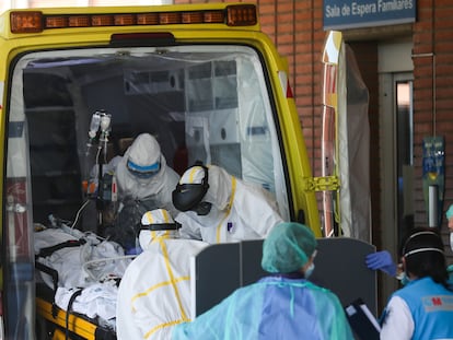 Llegada en ambulancia de un paciente con coronavirus a las Urgencias del hospital Severo Ochoa de Leganés (Madrid), el 26 de marzo.