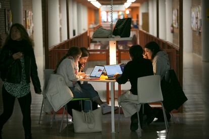 Alumnas en la Facultad de Ciencias Políticas de la Universidad Complutense, este noviembre.