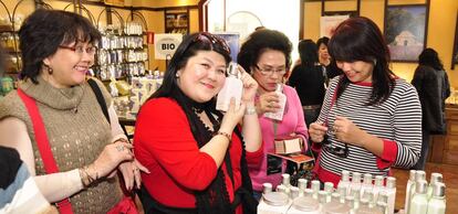 Turistas asiáticas en una tienda de cosmética en Madrid.