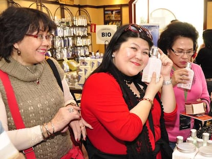 Turistas asiáticas en una tienda de cosmética en Madrid.