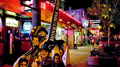 Tributo a los grandes músicos de country en el Legends Corner de Lower Broadway, en Nashville (Tennessee).