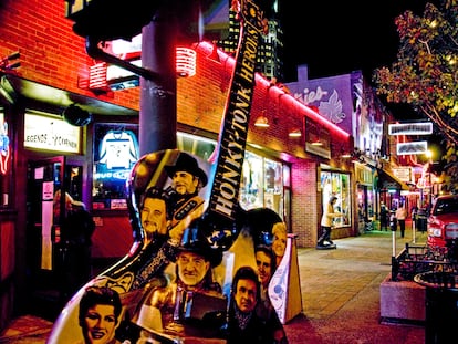 Tributo a los grandes músicos de country en el Legends Corner de Lower Broadway, en Nashville (Tennessee).