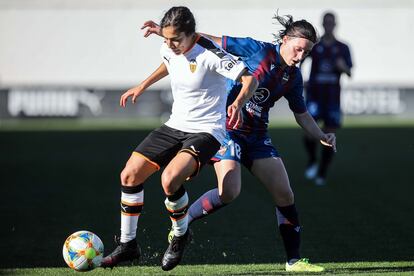 La jugadora del Levante Eva Navarro (derecha) le disputa al balón a la delantera del Valencia Mónica Flores en un partido de la Liga Iberdrola.