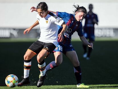 La delantera del Valencia Mónica Flores disputa un balón con la atacante del Levante Eva Navarro, una de las afectadas por la llamada lista de compensación.