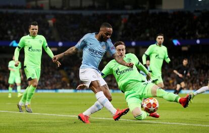 Sterling dispara ante un defensor alemán.