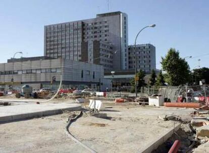 El hospital La Paz, rodeado de obras.