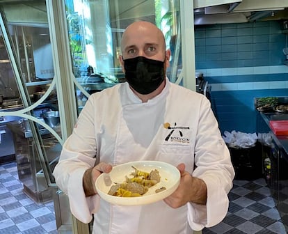 Hugo Muñoz, en el restaurante UMO, con el plato de gyozas en pepitoria. J. C. CAPEL