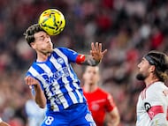 Blanco toca el balón de cabeza ante Gudelj.