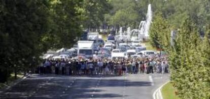 Funcionarios públicos que trabajan en Nuevos Ministerios, en Madrid, cortan el tráfico este mediodía en el paseo de la Castellana en protesta por los nuevos ajustes aprobados por el Gobierno.
