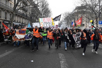 Se prevé un día complicado en los transportes, tanto en la red nacional ferroviaria (SNCF) como en la entidad que gestiona el transporte urbano en la región parisina (RATP), compañías donde el paro alcanza este jueves su jornada 36, la más larga de su historia. La fotografía muestra otro momento de las protestas en París.