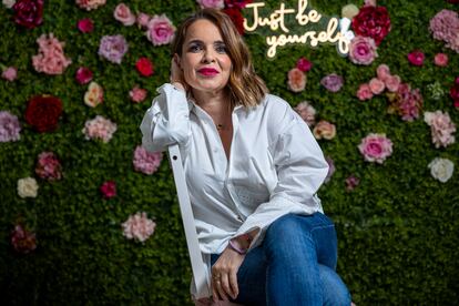 La escritora y periodista Carme Chaparro en una cafetería del centro de Madrid, con la muñeca llena de pulseras de colores de sus hijas.