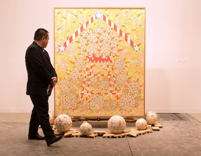 Un visitante observa la obra del artista Shinjiro Okamoto.