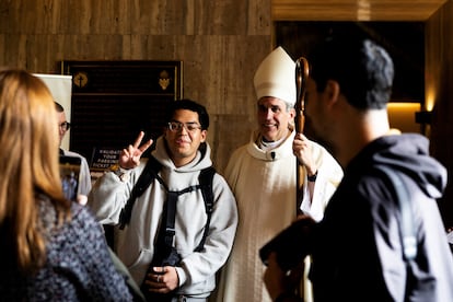 El obispo Larry Sullivan posa para las fotos después de dar misa en la Catedral del Santo Nombre, tras el anuncio del cardenal estadounidense Robert Prevost como Papa León XIV, en Chicago.