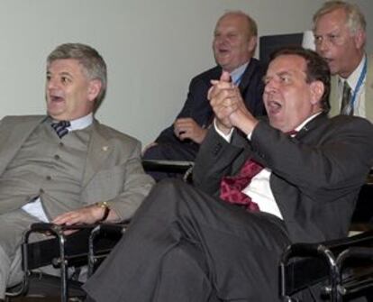 Joschka Fisher (izquierda) y Gerhard Schröder celebran, ayer en Sevilla, el gol de Alemania.