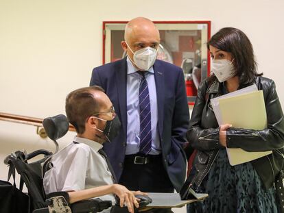 Rafael Simancas (en el centro) conversa en el Congreso con Adriana Lastra (PSOE) y Pablo Echenique (Podemos), el pasado marzo.