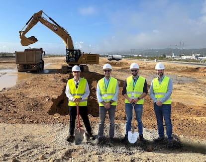 Un equipo de cuatro trabajadores inaugura la construcción de un centro de datos de la alianza Merlin-Edged Energy en Portugal, cerca de Lisboa. CEDIDA