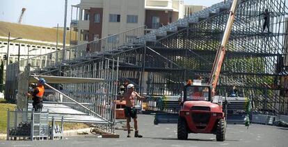 Montaje de una de las gradas del circuito urbano de fórmula 1 de Valencia.