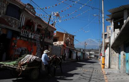 Desde las erupciones de diciembre del 2000, el volcán ha presentado diversos ciclos de actividad, sin embargo, ninguno de ellos ha conllevado a evacuaciones masivas. En la imagen, un hombre monta sobre una carreta jalada por un caballo, en el municipio de San Nicolás de los Ranchos. 