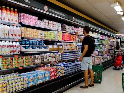 Un joven hace la compra en un supermercado de Madrid.