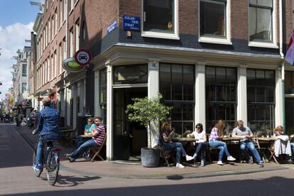 Jóvenes en un barrio de Ámsterdam.
