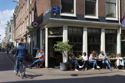 J&oacute;venes en un barrio de &Aacute;msterdam. 
 