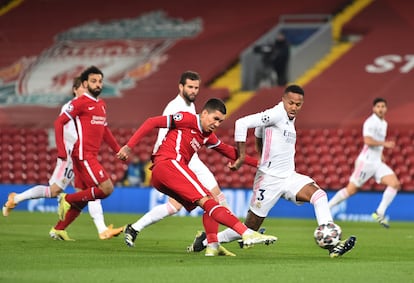 Firmino dispara ante Militão, con Salah y Nacho tras ellos.