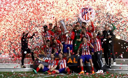 El Atlético de Madrid levanta el trofeo. 