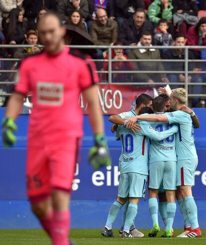 Los jugadores del Barcelona celebran el gol frente al Eibar.