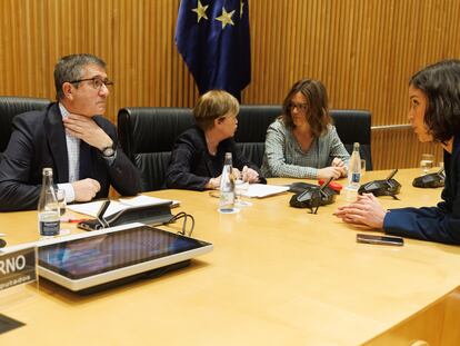 El portavoz del PSOE en el Congreso, Patxi López, conversaba en marzo con la secretaria de Igualdad de la Ejecutiva Federal del PSOE y diputada nacional, Andrea Fernández, en el Congreso de los Diputados.